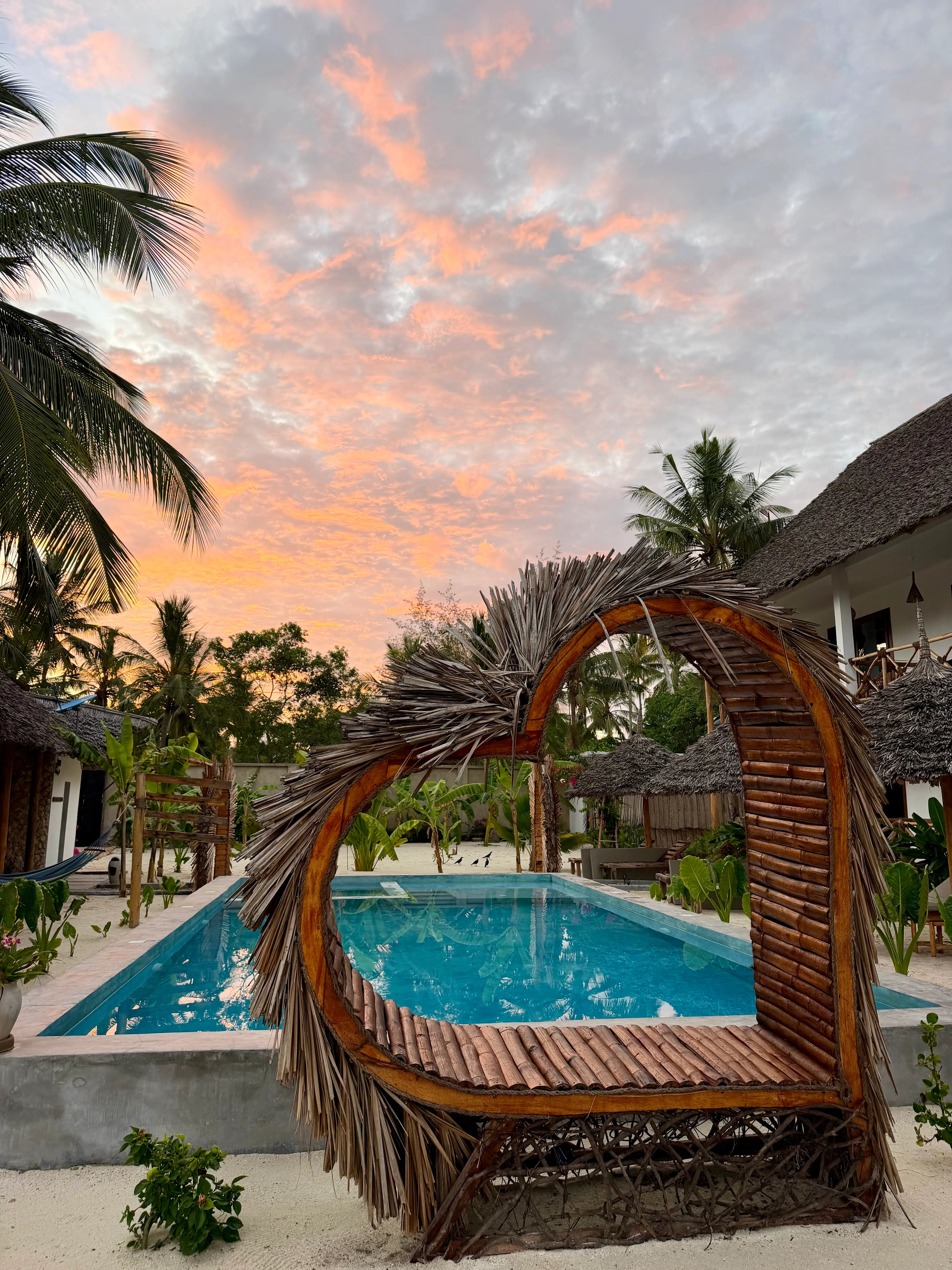 The pool with our heart-shaped sunbed - perfect for unforgettable pictures